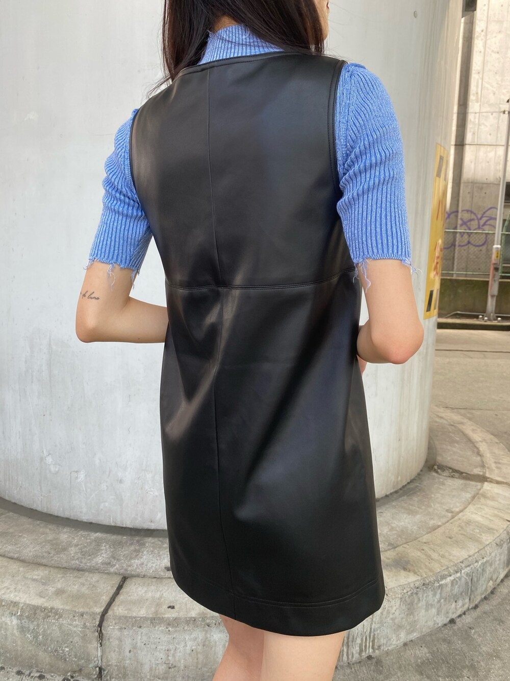 ブラック系のワンピース、ブルー系のニット/セーター、ブラック系のサンダルを着用したレディースの夏コーディネートの8枚目の写真