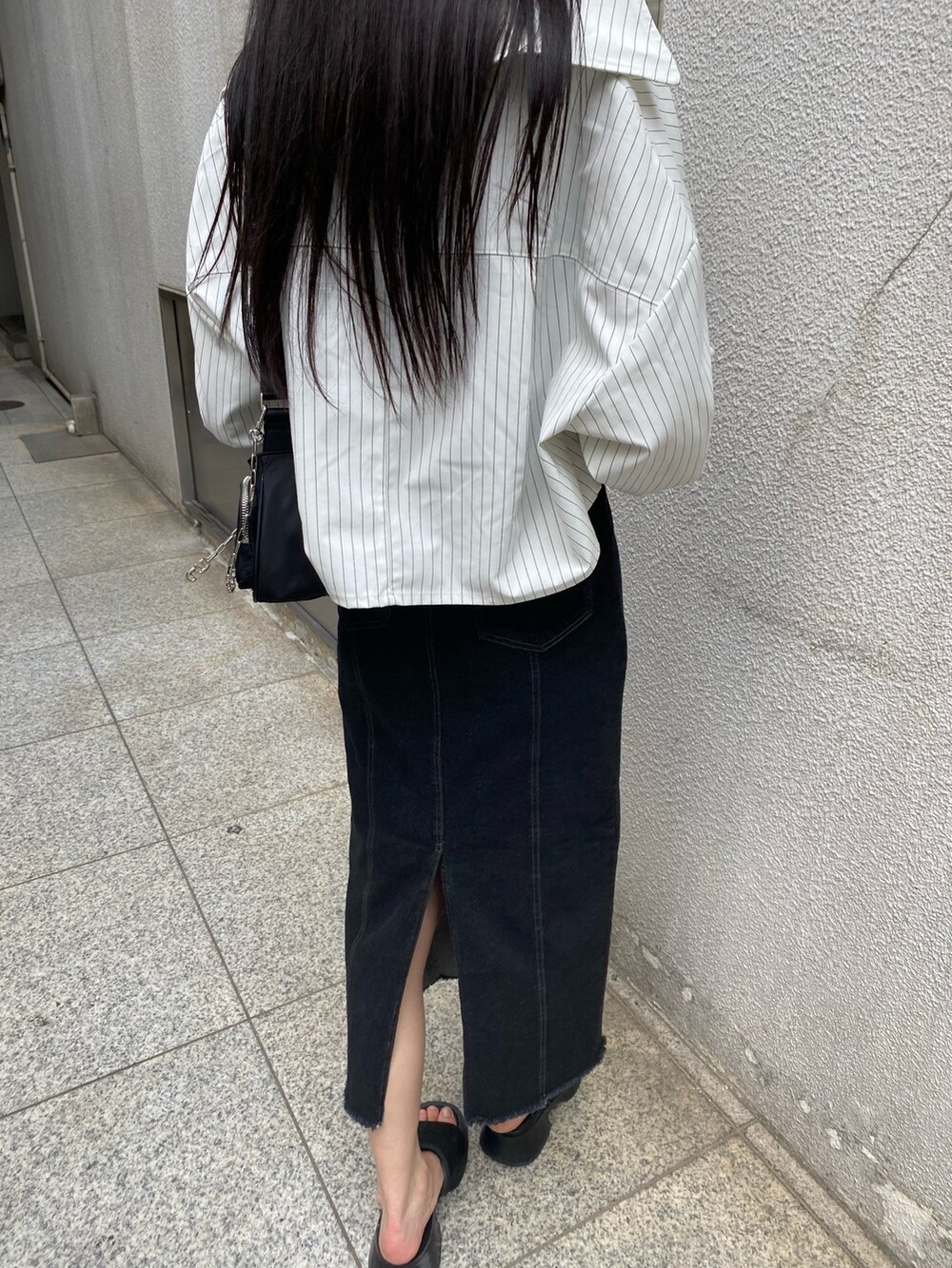 ブラック系のサンダル、その他のシャツ/ブラウス、ブラック系のワンピースを着用したレディースの夏コーディネートの9枚目の写真