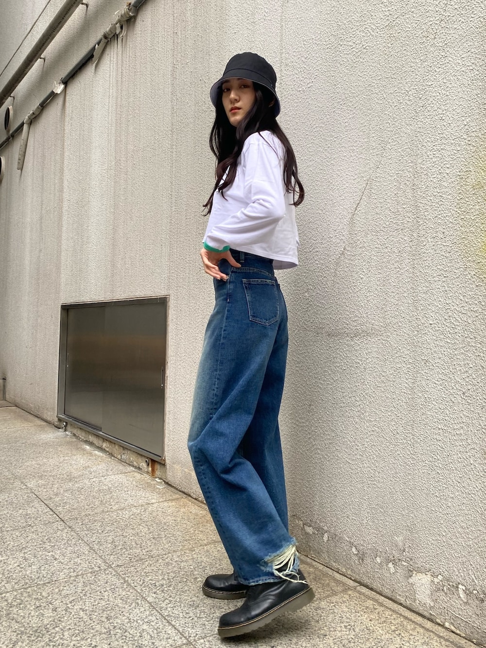 ブルー系のデニムパンツ、グリーン系のTシャツ/カットソー、シルバー系のネックレスを着用したレディースの冬コーディネートの5枚目の写真