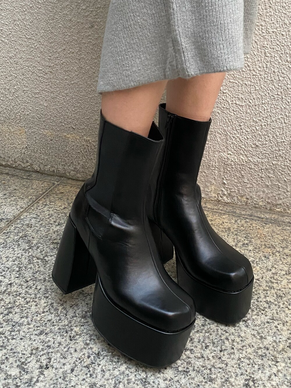 ブラック系のハンドバッグ、グレー系のスカート、グレー系のニット/セーターを着用したレディースの冬コーディネートの8枚目の写真