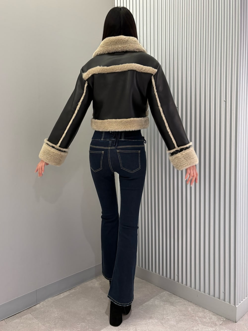 ブルー系のデニムパンツ、その他のブルゾン、ブラック系のブーツを着用したレディースの秋コーディネートの4枚目の写真