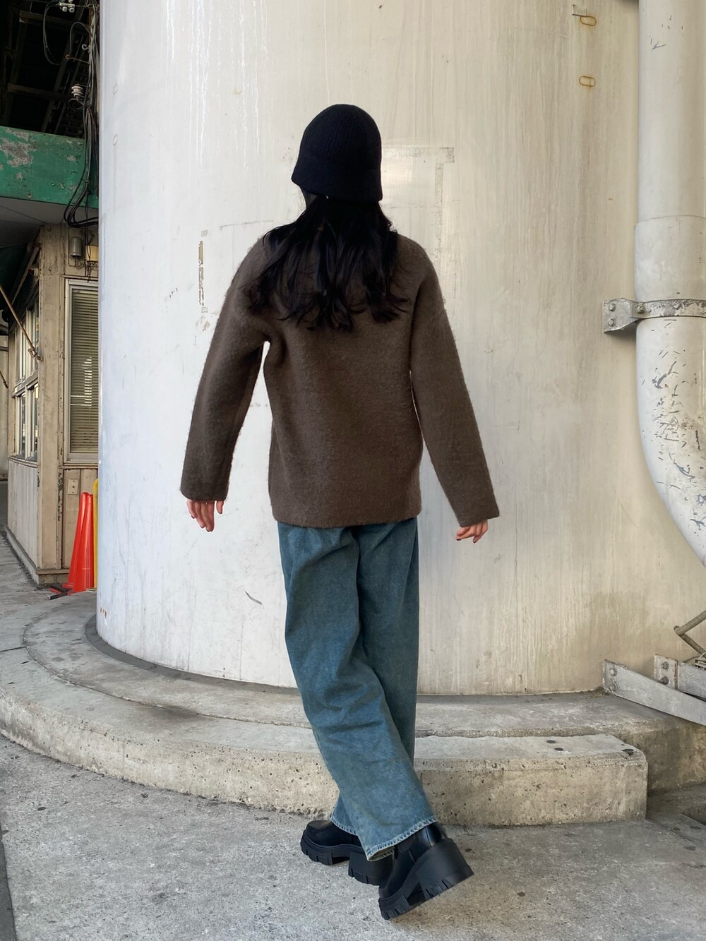 「高身長コーデ、高身長女子、大人カジュアル、シンプルコーデ、カラーニット、オーバーサイズニット、ワイドデニム、きれいめカジュアル、ニットコーデ、カジュアルコーデ、冬コーデ、オーバーサイズ、ブラウンニット、サイドゴアブーツ、厚底ブーツ」｜「EMODAのルーズダウニーニット（ニット/セーター、ブラウン系）」を使った、中村樹李亜さん（レディース・175cm）の冬コーディネートの4枚目の写真