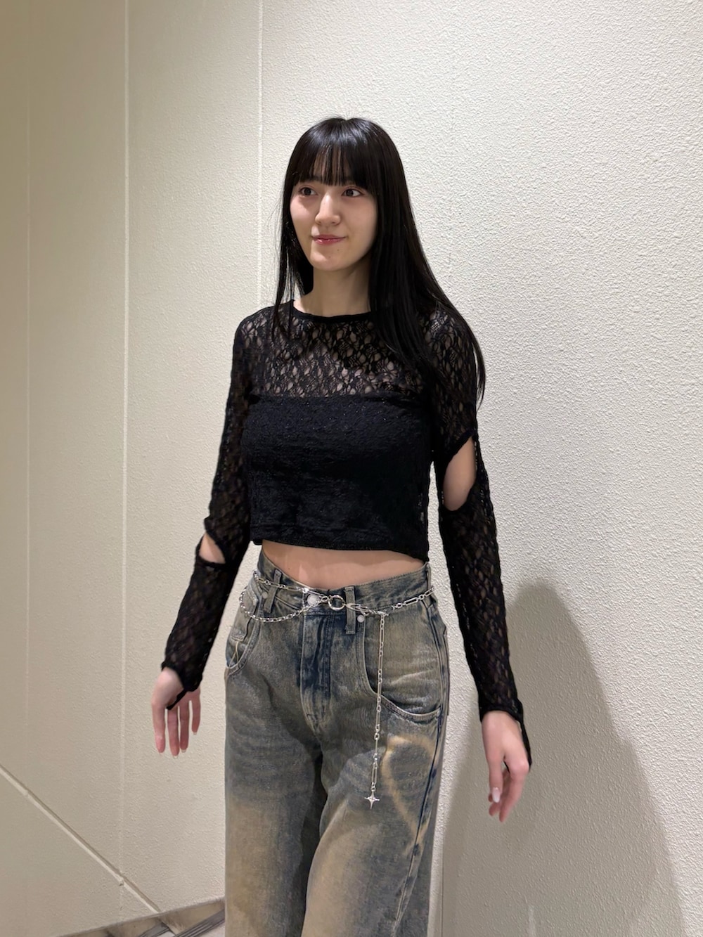 ブルー系のデニムパンツ、ブラック系のTシャツ/カットソー、ブラック系のブーツを着用したレディースの春コーディネートの7枚目の写真