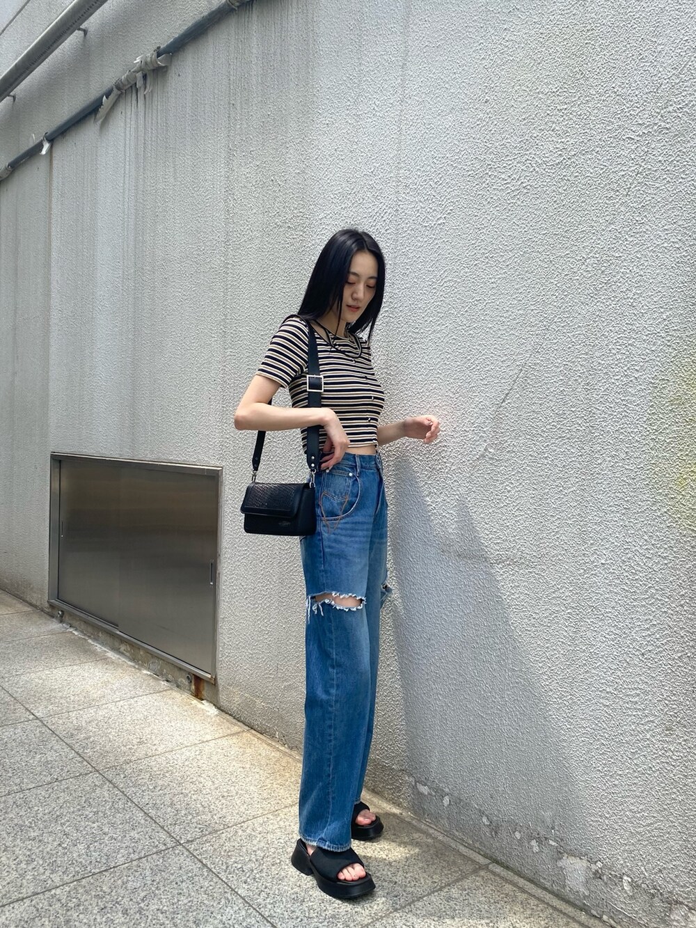 その他のTシャツ/カットソー、ブラック系のサンダル、ブルー系のデニムパンツを着用したレディースの夏コーディネートの3枚目の写真