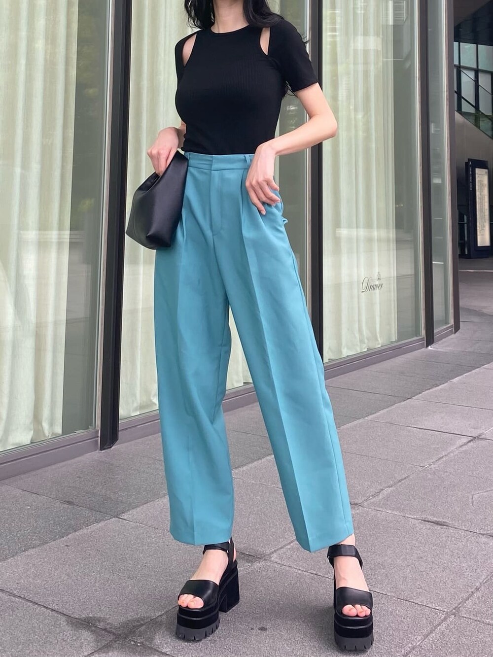 ブルー系のその他パンツ、ブラック系のサンダル、ブラック系のハンドバッグを着用したレディースの夏コーディネートの5枚目の写真