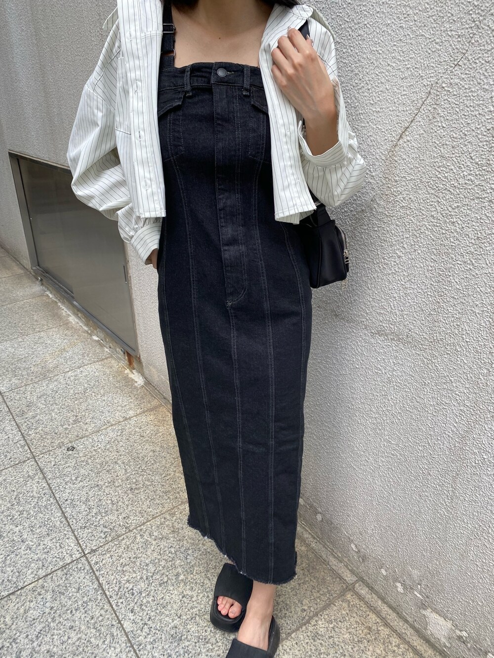 ブラック系のサンダル、その他のシャツ/ブラウス、ブラック系のワンピースを着用したレディースの夏コーディネートの8枚目の写真