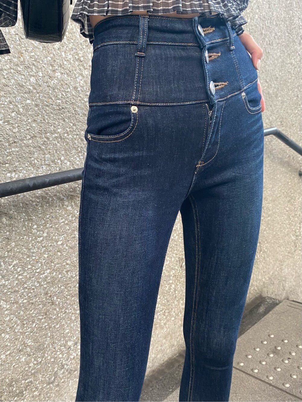 ブラック系のデニムパンツ、その他のTシャツ/カットソー、ブラック系のサンダルを着用したレディースの夏コーディネートの6枚目の写真