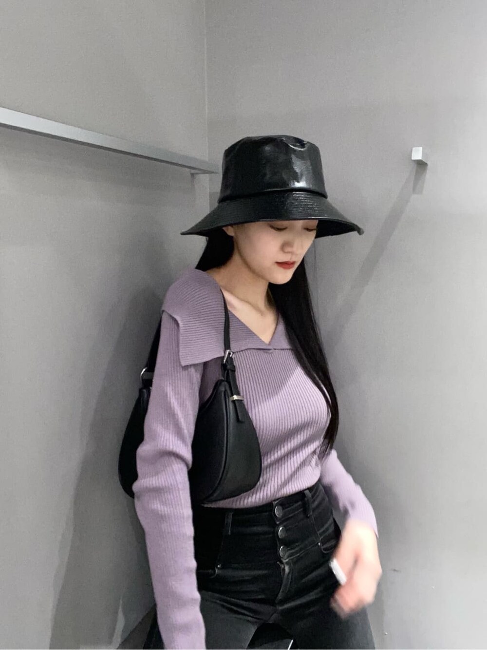 パープル系のニット/セーター、ブラック系のハットを着用したレディースの冬コーディネートの2枚目の写真