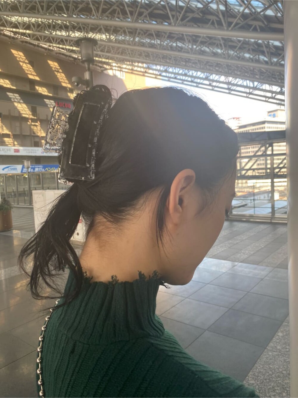 グリーン系のニット/セーター、その他のバレッタ/ヘアクリップを着用したレディースの冬コーディネートの3枚目の写真