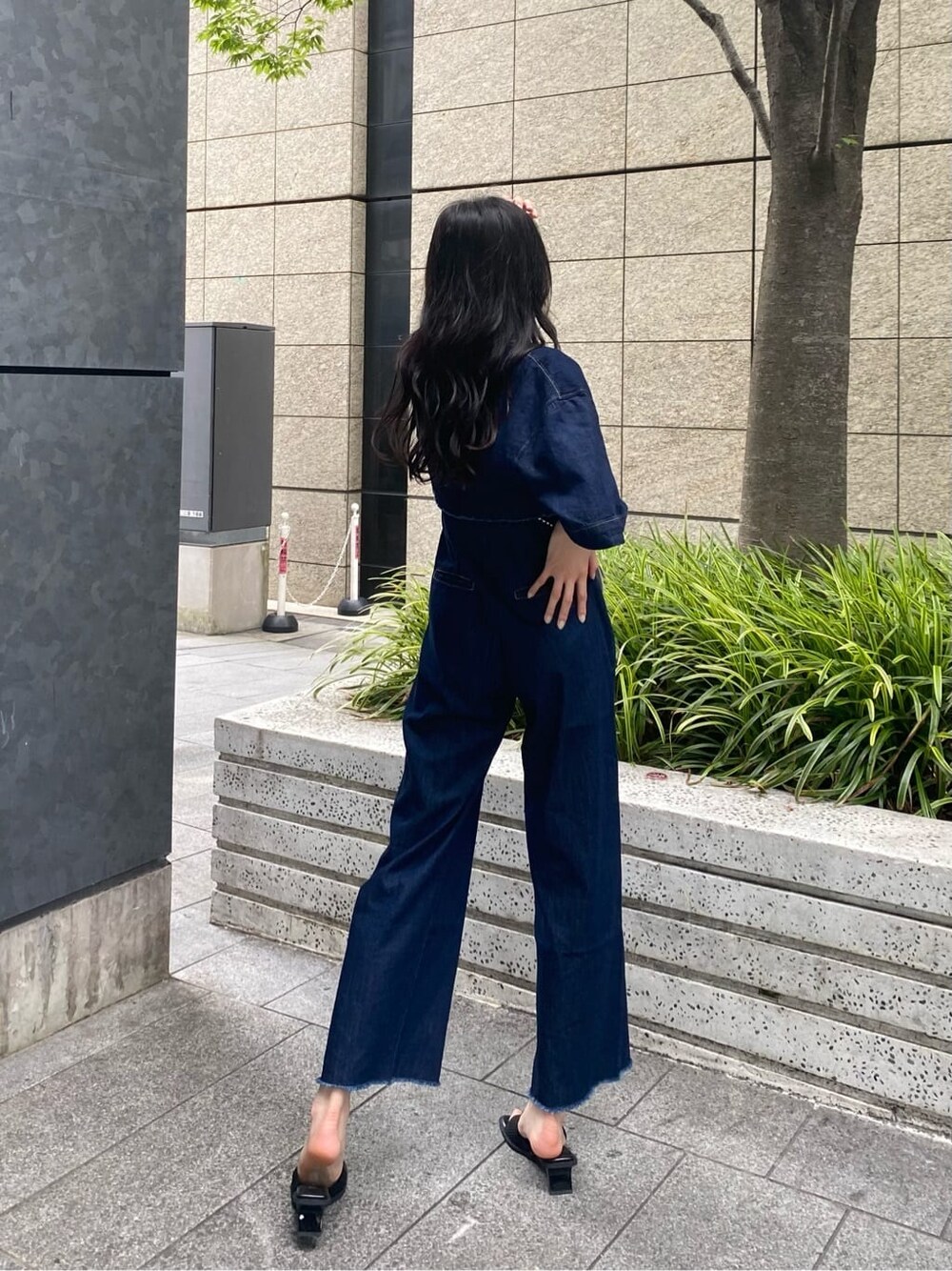 ブルー系のシャツ/ブラウス、ブルー系のサロペット/オーバーオール、ブラック系のサンダルを着用したレディースの夏コーディネートの2枚目の写真