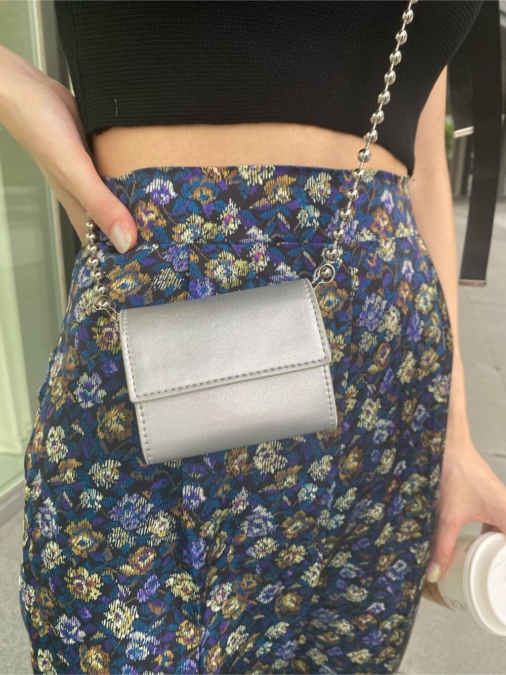 その他のその他パンツ、ブラック系のニット/セーター、ブラック系のサンダルを着用したレディースの夏コーディネートの6枚目の写真