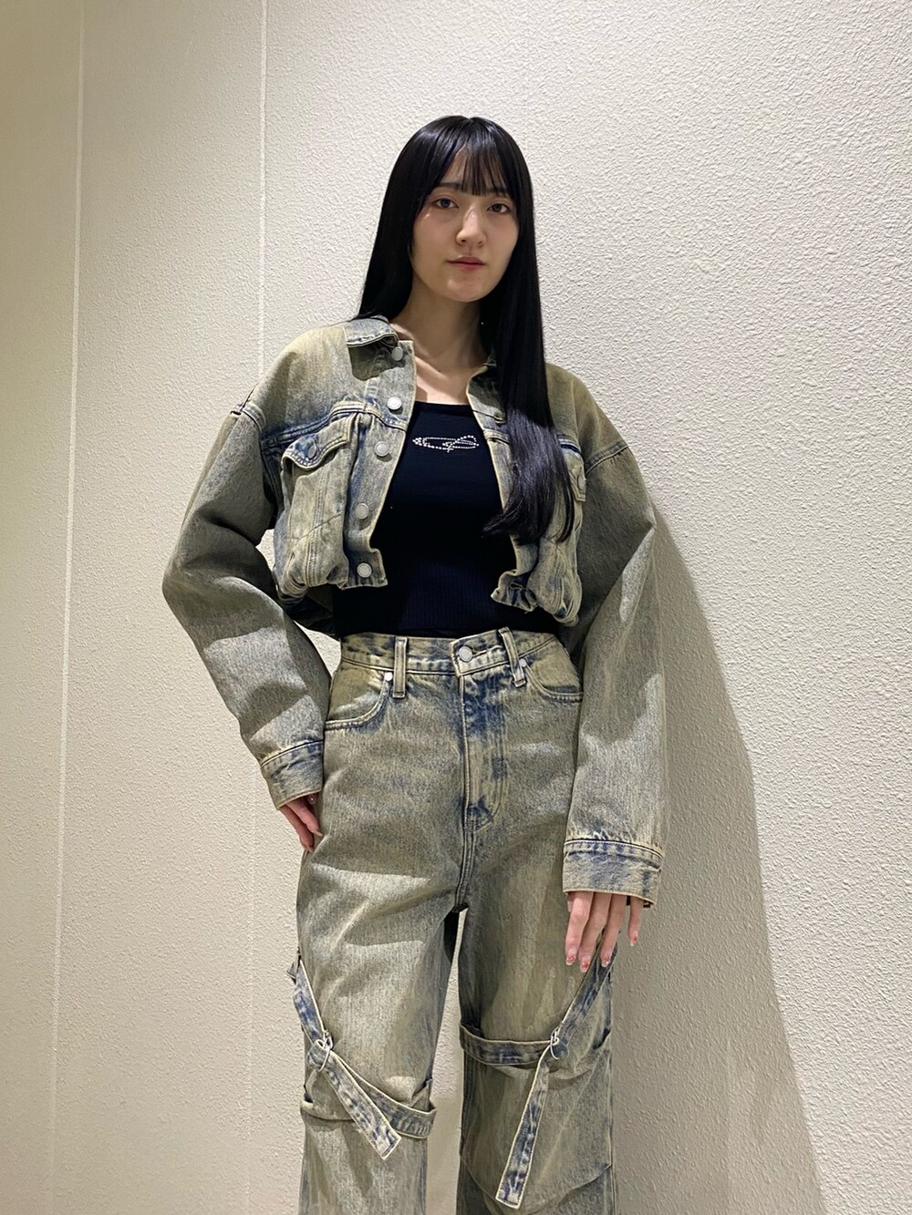 「春ニット、デニム、デニムジャケット、フレアデニム、ハイウエストデニム、サイドゴアブーツ、デニムセットアップ、セットアップ、セットアップスタイル、デニムコーデ、春コーデ、高身長、高身長コーデ、骨格ナチュラル、きれいめカジュアル」｜「EMODAのカーゴベルトルーズジーンズ（デニムパンツ、ブルー系）」を使った、中村樹李亜さん（骨格ナチュラル・レディース・175cm）の冬コーディネートの6枚目の写真