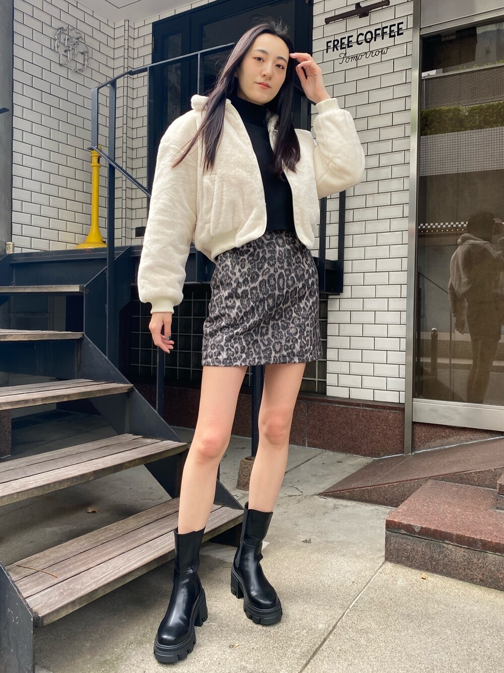 その他のスカート、ホワイト系のブルゾン、ブラック系のブーツを着用したレディースの秋コーディネートの3枚目の写真