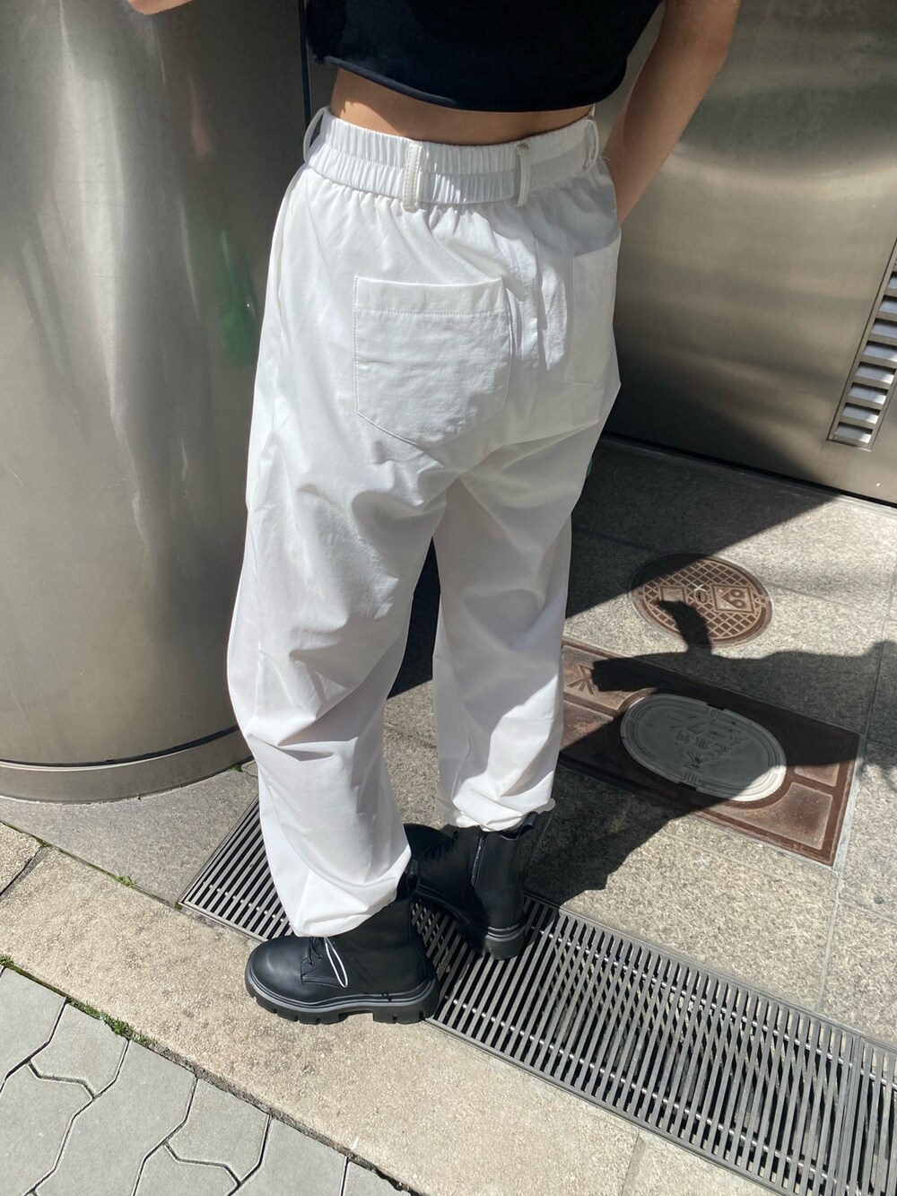 ホワイト系のその他パンツ、ブラック系のTシャツ/カットソー、ブラック系のパンプスを着用したレディースの春コーディネートの7枚目の写真