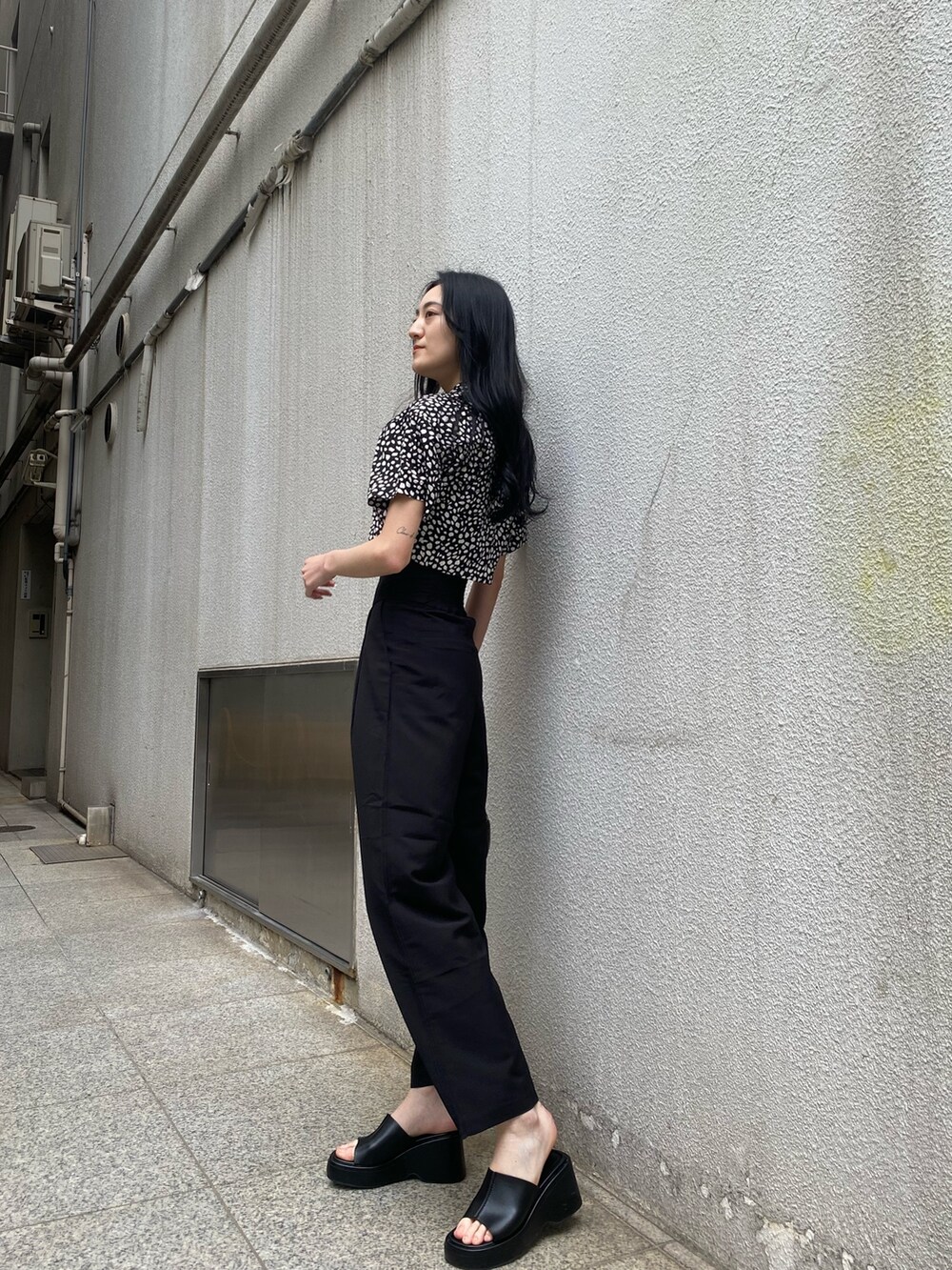 ブラック系のその他パンツ、その他のシャツ/ブラウス、ブラック系のサンダルを着用したレディースの春コーディネートの3枚目の写真