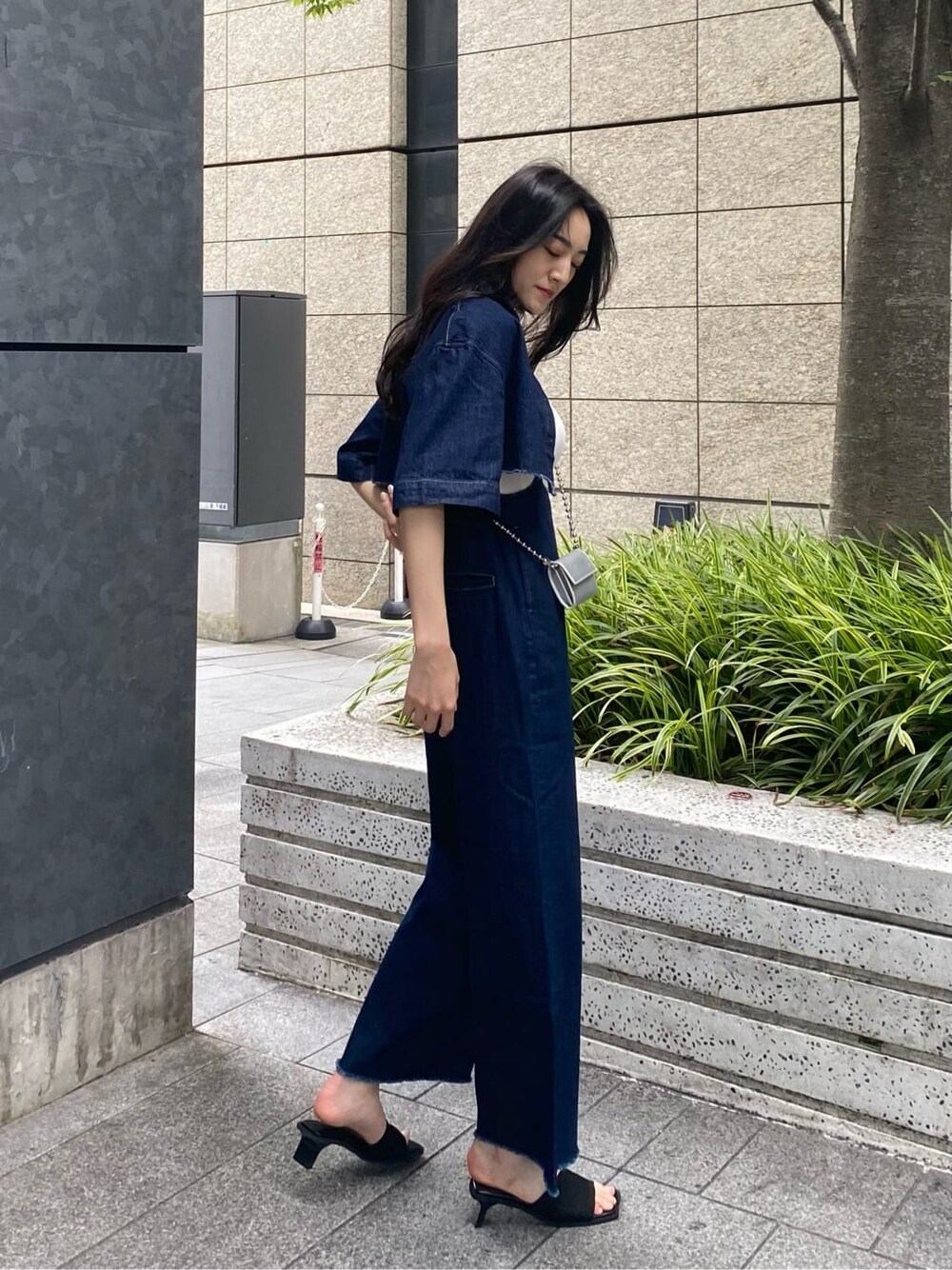 ブルー系のシャツ/ブラウス、ブルー系のサロペット/オーバーオール、ブラック系のサンダルを着用したレディースの夏コーディネートの3枚目の写真