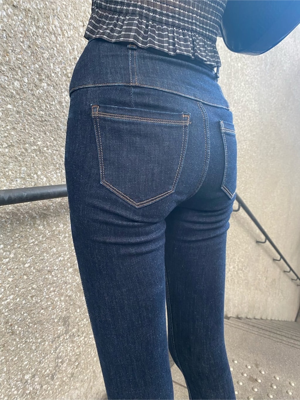 ブラック系のデニムパンツ、その他のTシャツ/カットソー、ブラック系のサンダルを着用したレディースの夏コーディネートの7枚目の写真