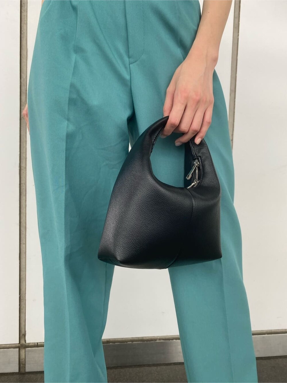 ブラック系のサンダル、ホワイト系のタンクトップ、ブルー系のその他パンツを着用したレディースの夏コーディネートの8枚目の写真