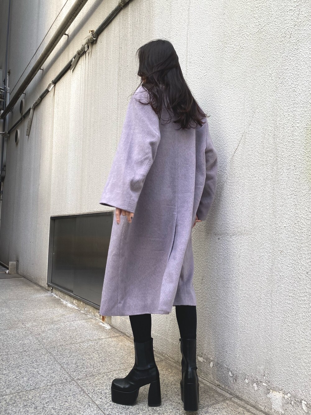 パープル系のチェスターコート、その他のニット/セーター、ブラック系のデニムパンツを着用したレディースの冬コーディネートの5枚目の写真