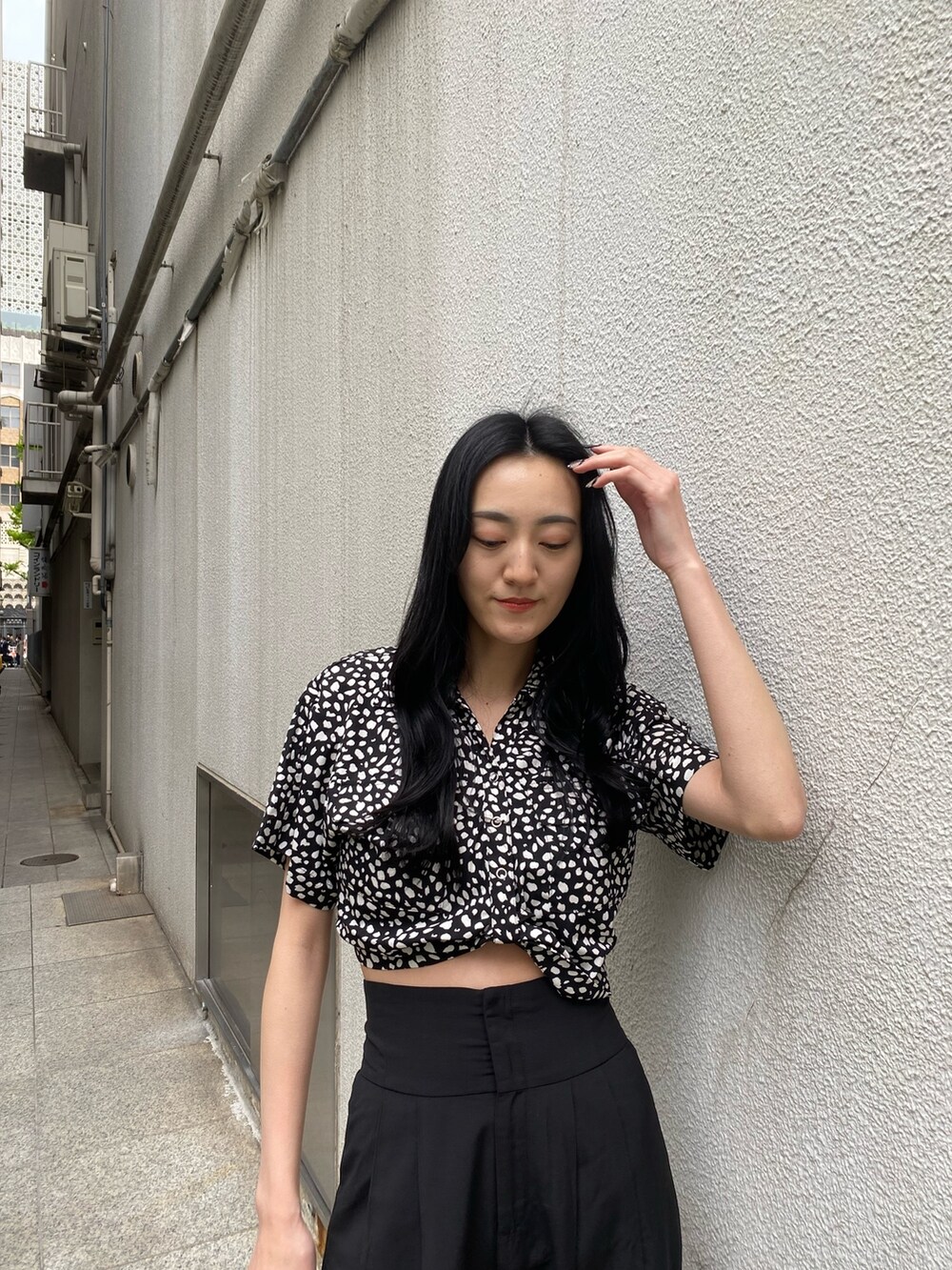 ブラック系のその他パンツ、その他のシャツ/ブラウス、ブラック系のサンダルを着用したレディースの春コーディネートの5枚目の写真