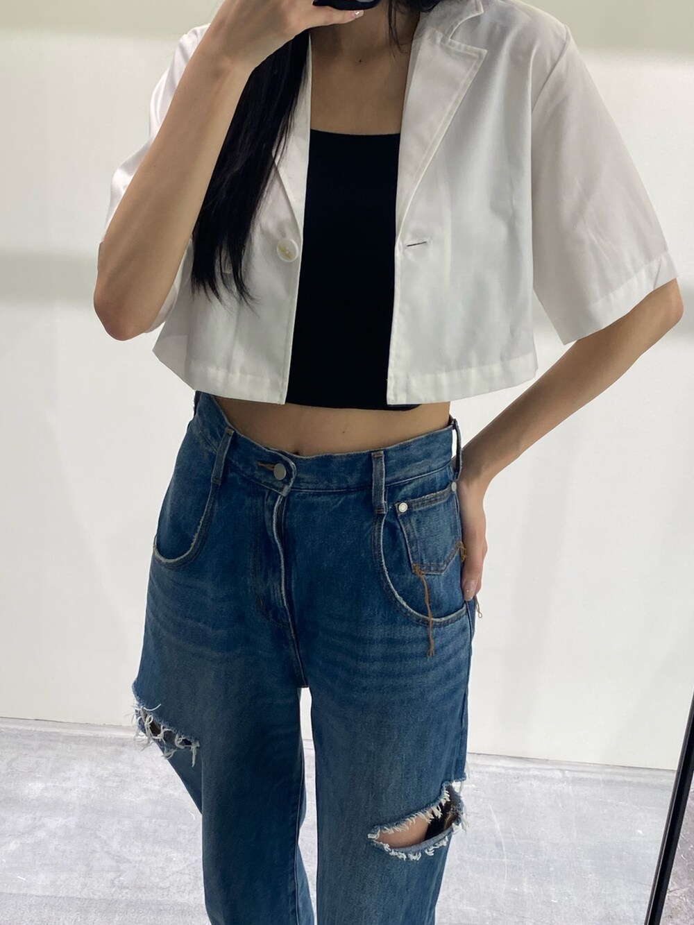 ブルー系のデニムパンツ、ホワイト系のシャツ/ブラウス、ブラック系のタンクトップを着用したレディースの夏コーディネートの6枚目の写真