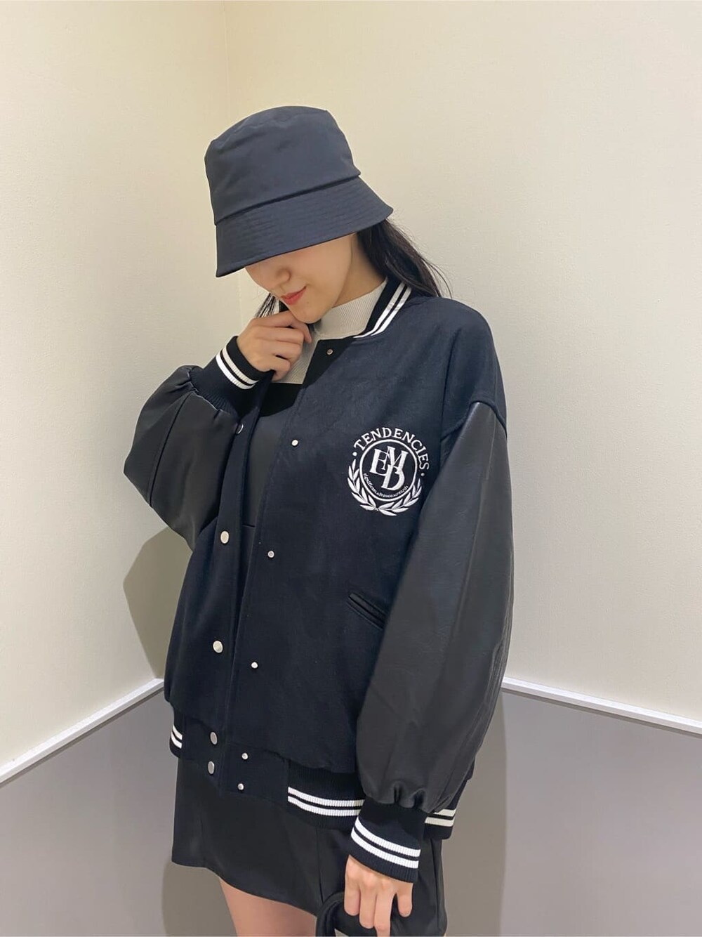 ブラック系のブーツ、ブラック系のハンドバッグ、ホワイト系のニット/セーターを着用したレディースの秋コーディネートの7枚目の写真