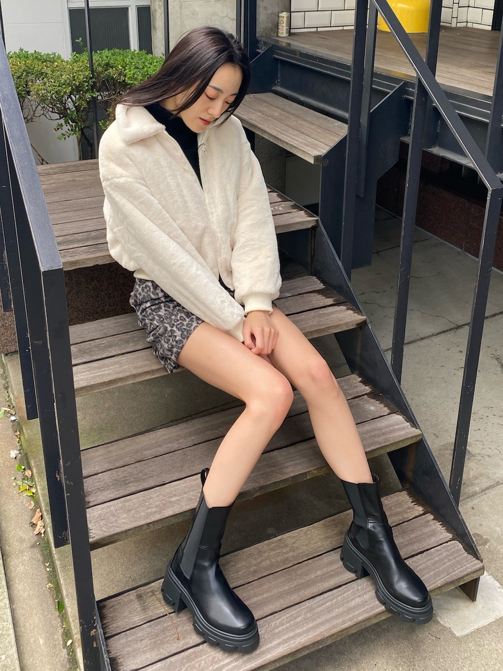 その他のスカート、ホワイト系のブルゾン、ブラック系のブーツを着用したレディースの秋コーディネートの2枚目の写真