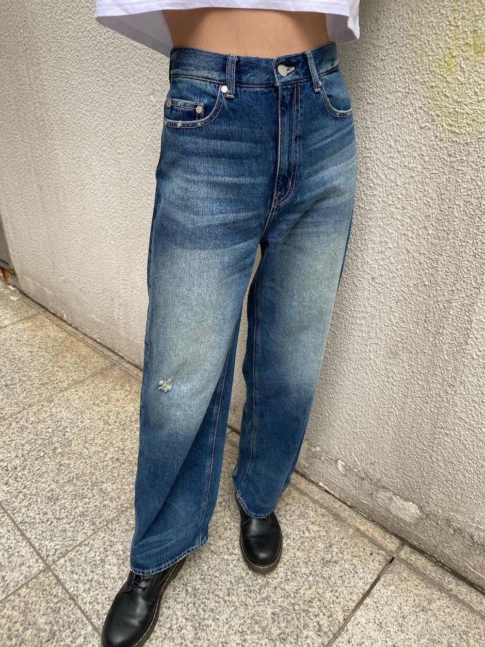 ブルー系のデニムパンツ、グリーン系のTシャツ/カットソー、シルバー系のネックレスを着用したレディースの冬コーディネートの6枚目の写真