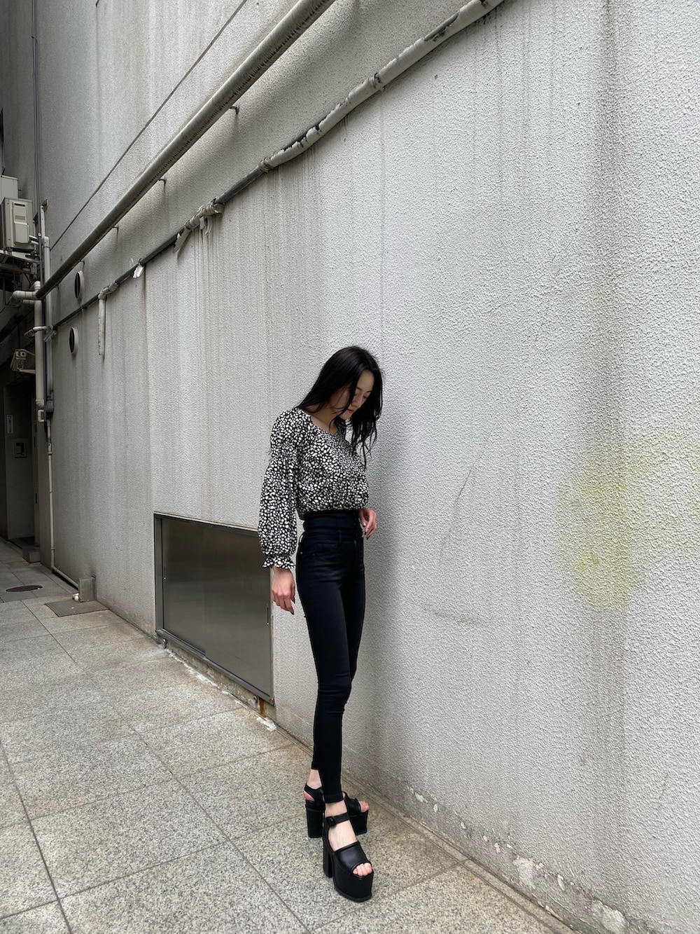 その他のシャツ/ブラウス、ブラック系のデニムパンツ、ブラック系のサンダルを着用したレディースの春コーディネートの3枚目の写真