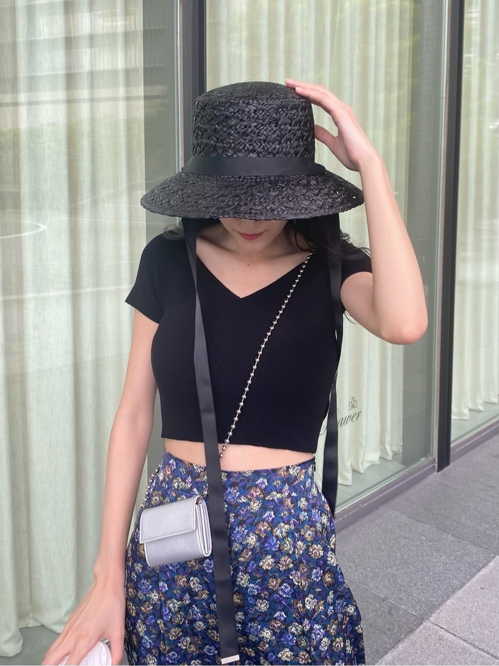 その他のその他パンツ、ブラック系のニット/セーター、ブラック系のサンダルを着用したレディースの夏コーディネートの5枚目の写真