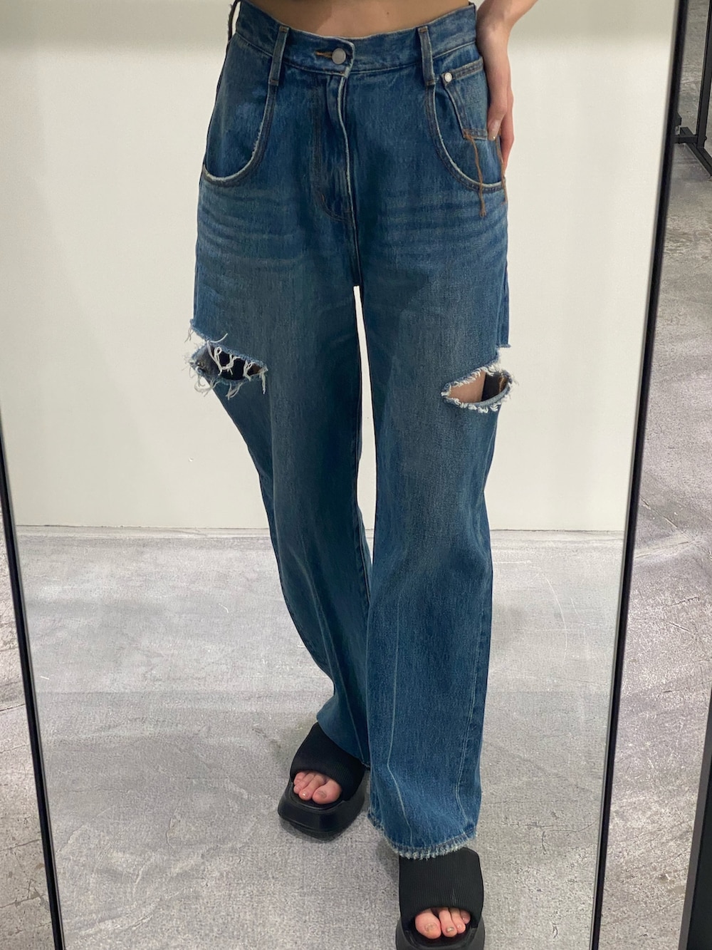 ブルー系のデニムパンツ、ホワイト系のシャツ/ブラウス、ブラック系のタンクトップを着用したレディースの夏コーディネートの3枚目の写真