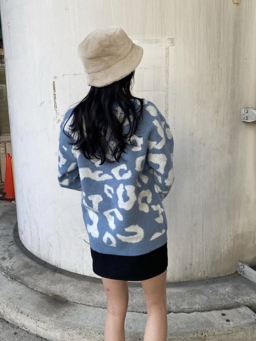 ブルー系のニット/セーター、ブラック系のスカート、ブラック系のブーツを着用したレディースの冬コーディネートの5枚目の写真