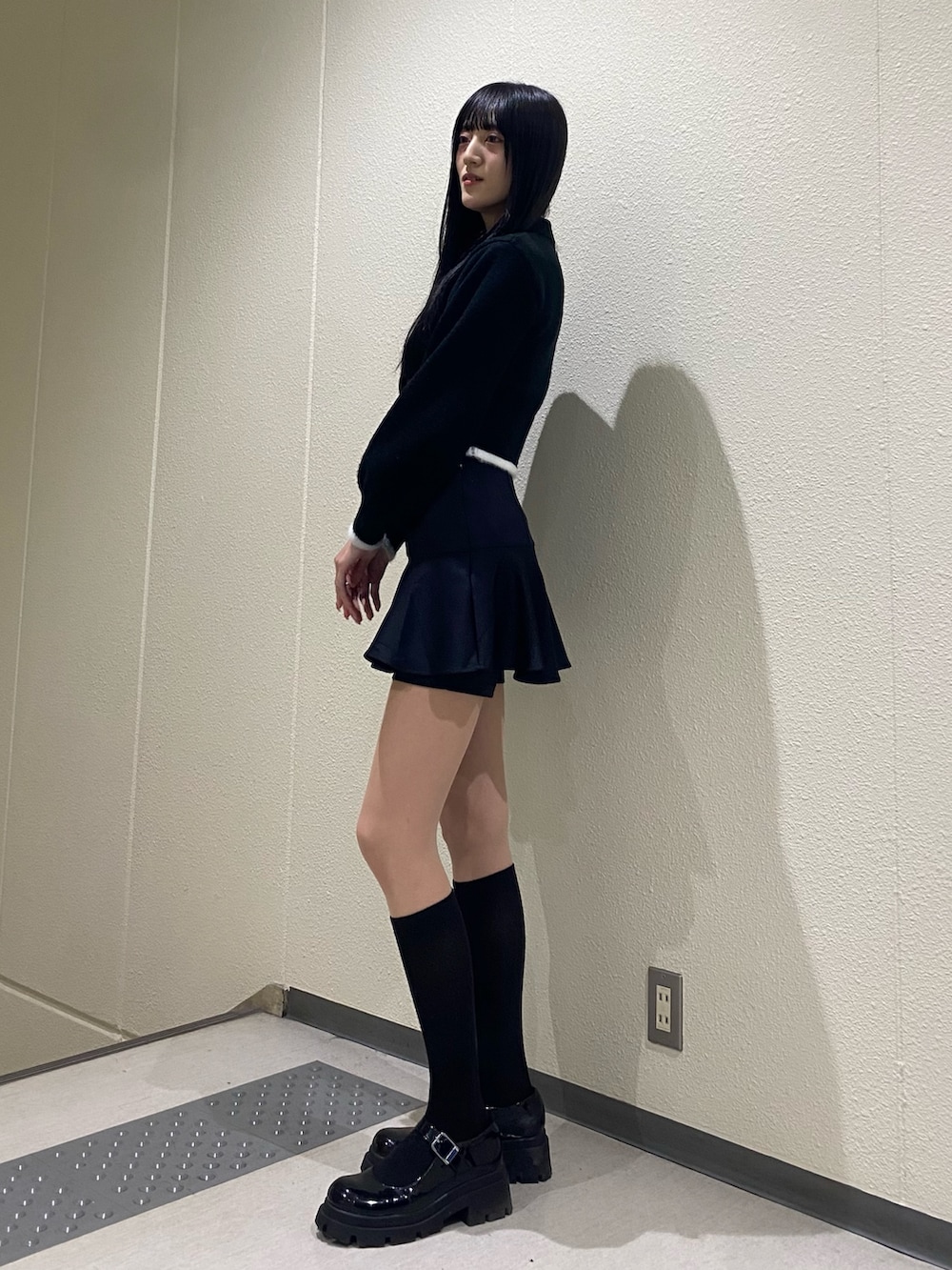 ブラック系のスカート、ブラック系のニット/セーターを着用したレディースの冬コーディネートの3枚目の写真