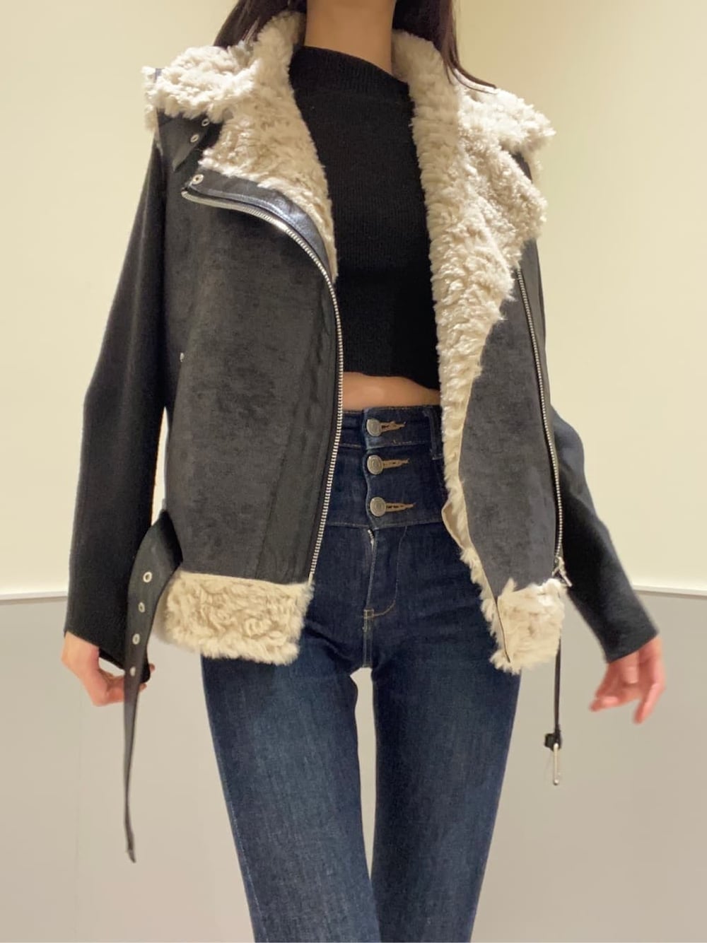 ブルー系のデニムパンツ、ブルー系のデニムパンツ、ブラック系のブーツを着用したレディースの秋コーディネートの8枚目の写真