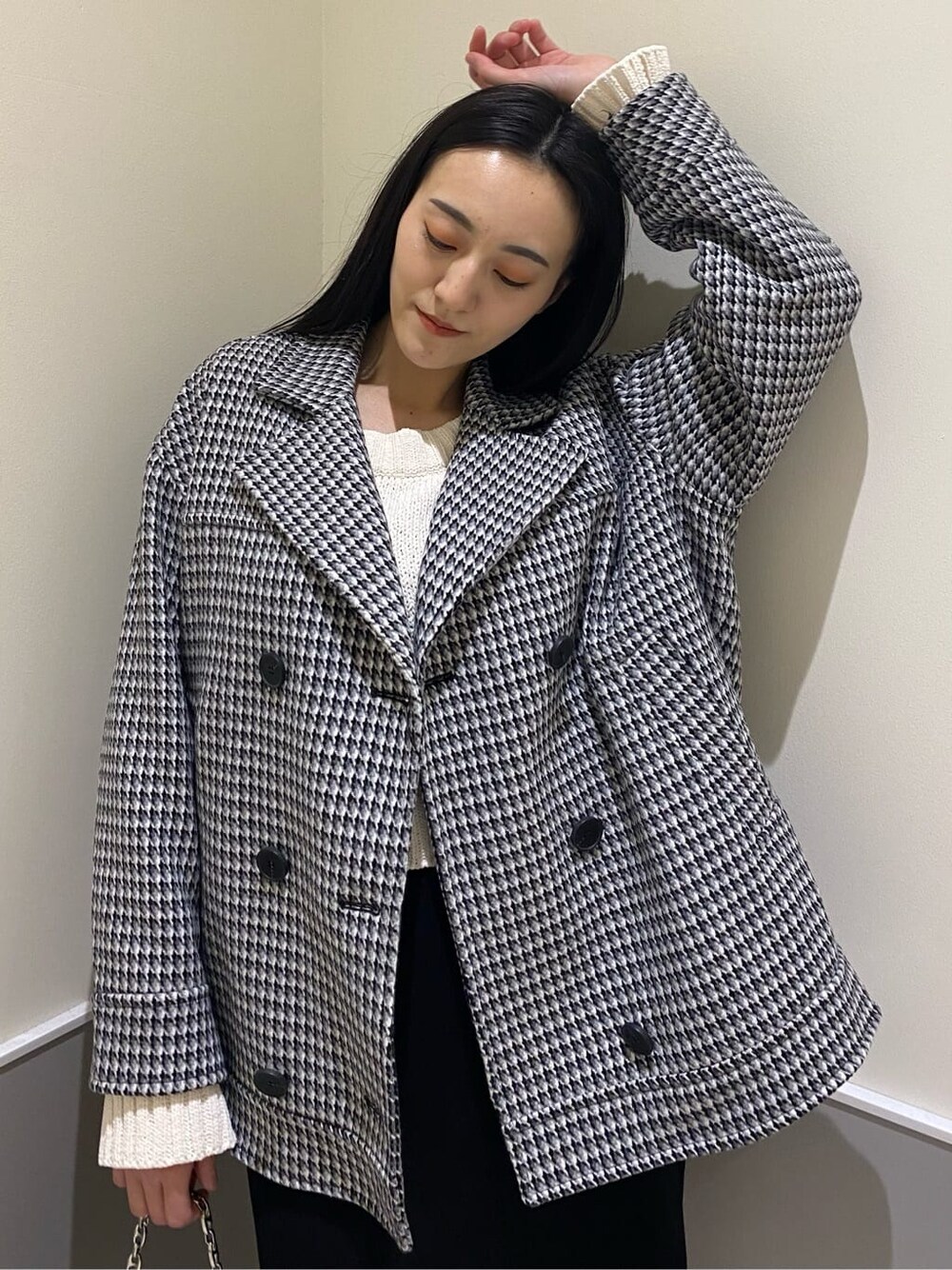 ブラック系のブーツ、その他のテーラードジャケット、ブラック系のスカートを着用したレディースの秋コーディネートの6枚目の写真