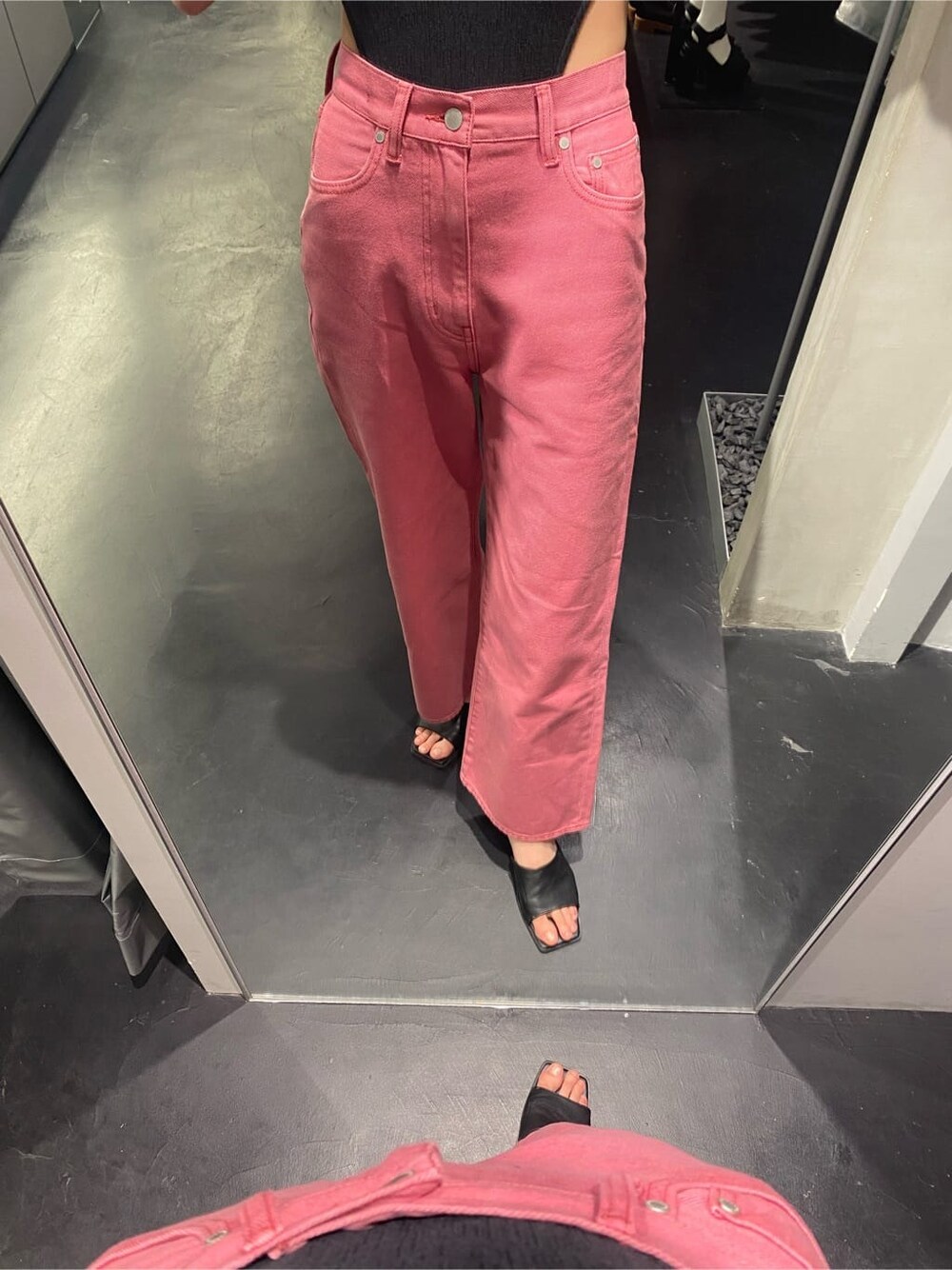 ピンク系のデニムパンツ、ブラック系のTシャツ/カットソー、ブラック系のハットを着用したレディースの夏コーディネートの2枚目の写真