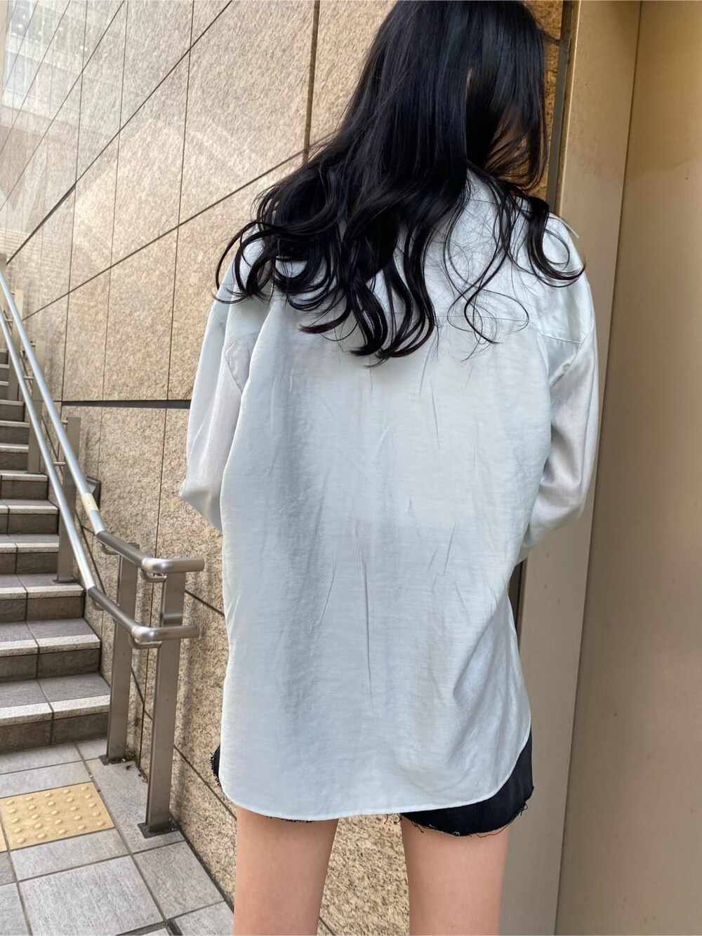 ブラック系のサンダル、ホワイト系のタンクトップ、ブラック系のデニムパンツを着用したレディースの夏コーディネートの3枚目の写真