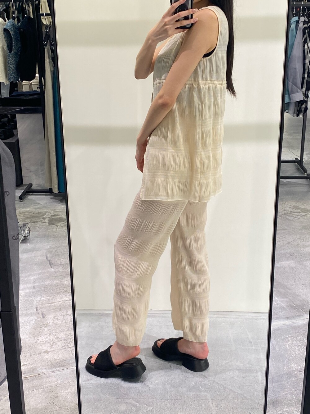 ホワイト系のTシャツ/カットソー、ホワイト系のその他パンツ、ブラック系のタンクトップを着用したレディースの夏コーディネートの2枚目の写真