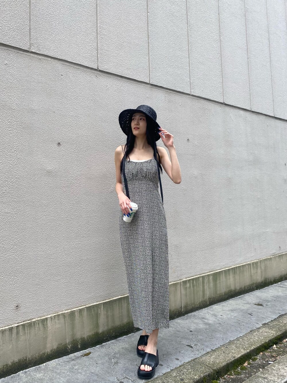 その他のワンピース、ホワイト系のキャミソール、ブラック系のサンダルを着用したレディースの夏コーディネートの3枚目の写真
