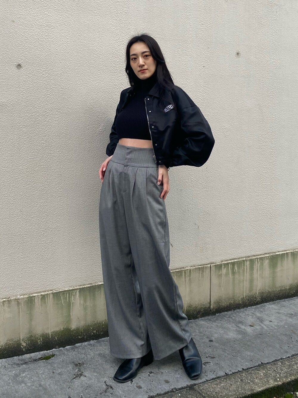 ブラック系のブルゾン、ブラック系のニット/セーター、グレー系のその他パンツを着用したレディースの冬コーディネートの3枚目の写真