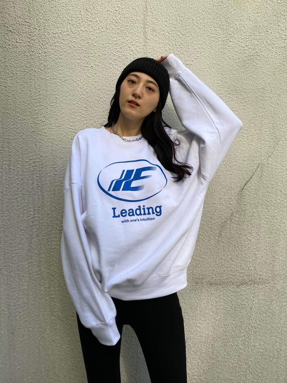 ホワイト系のスウェット、ブラック系のその他パンツ、ブラック系のブーツを着用したレディースの冬コーディネートの6枚目の写真