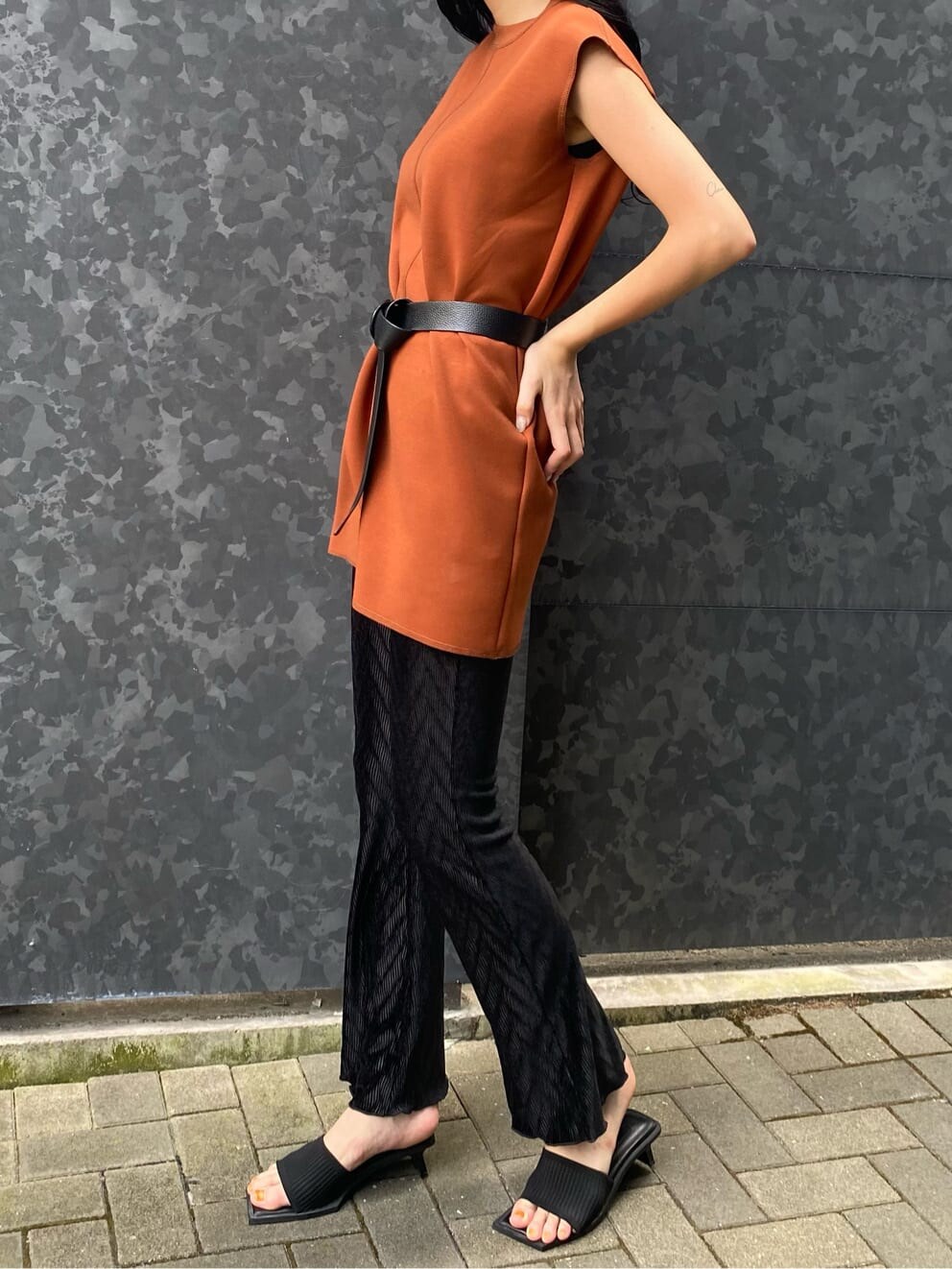 ブラック系のサンダル、オレンジ系のワンピース、ブラック系のその他パンツを着用したレディースの夏コーディネートの4枚目の写真