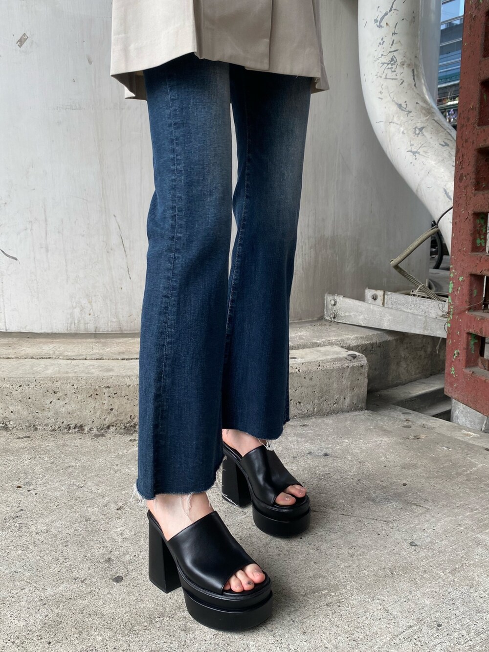 ホワイト系のワンピース、ブルー系のデニムパンツ、ブラック系のサンダルを着用したレディースの春コーディネートの8枚目の写真