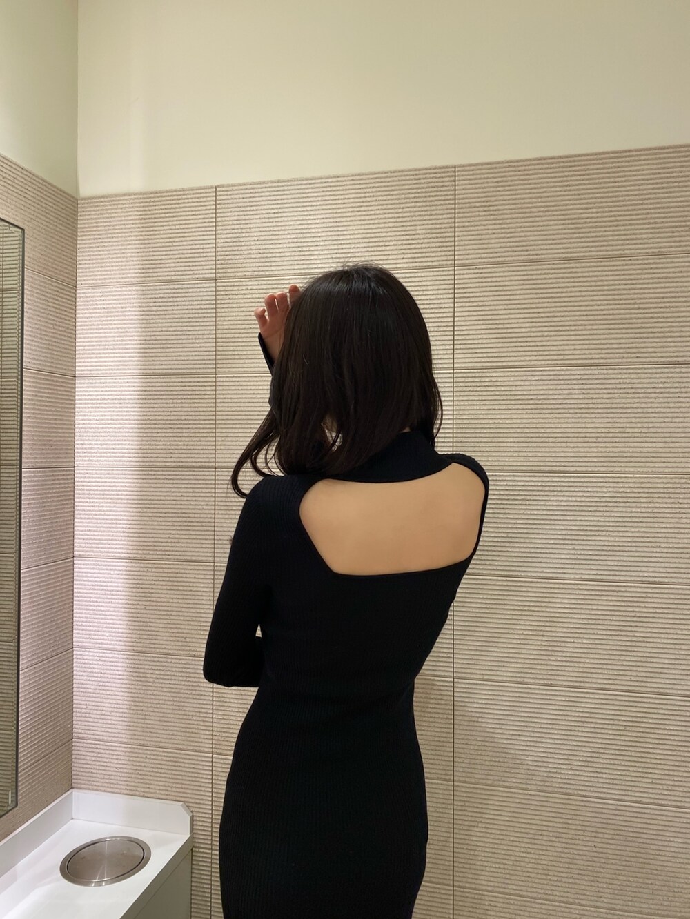 ブラック系のワンピース、シルバー系のネックレスを着用したレディースの冬コーディネートの2枚目の写真