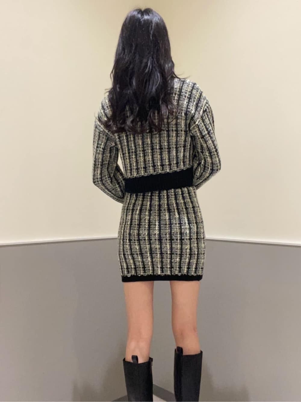 ブラック系のブーツ、ブラック系のスカート、ブラック系のカーディガン/ボレロを着用したレディースの秋コーディネートの7枚目の写真