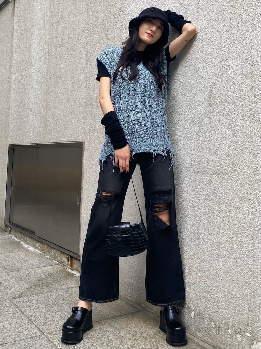 ブラック系のデニムパンツ、ブルー系のベスト、ブラック系のスリッポンを着用したレディースの夏コーディネートの2枚目の写真