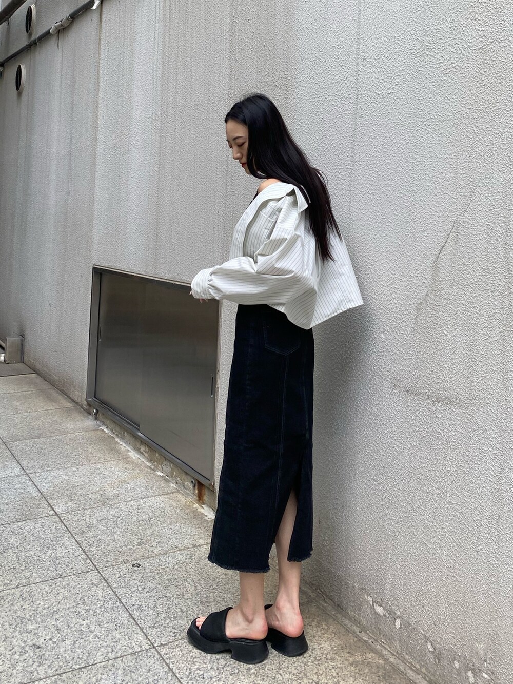 ブラック系のサンダル、その他のシャツ/ブラウス、ブラック系のワンピースを着用したレディースの夏コーディネートの4枚目の写真