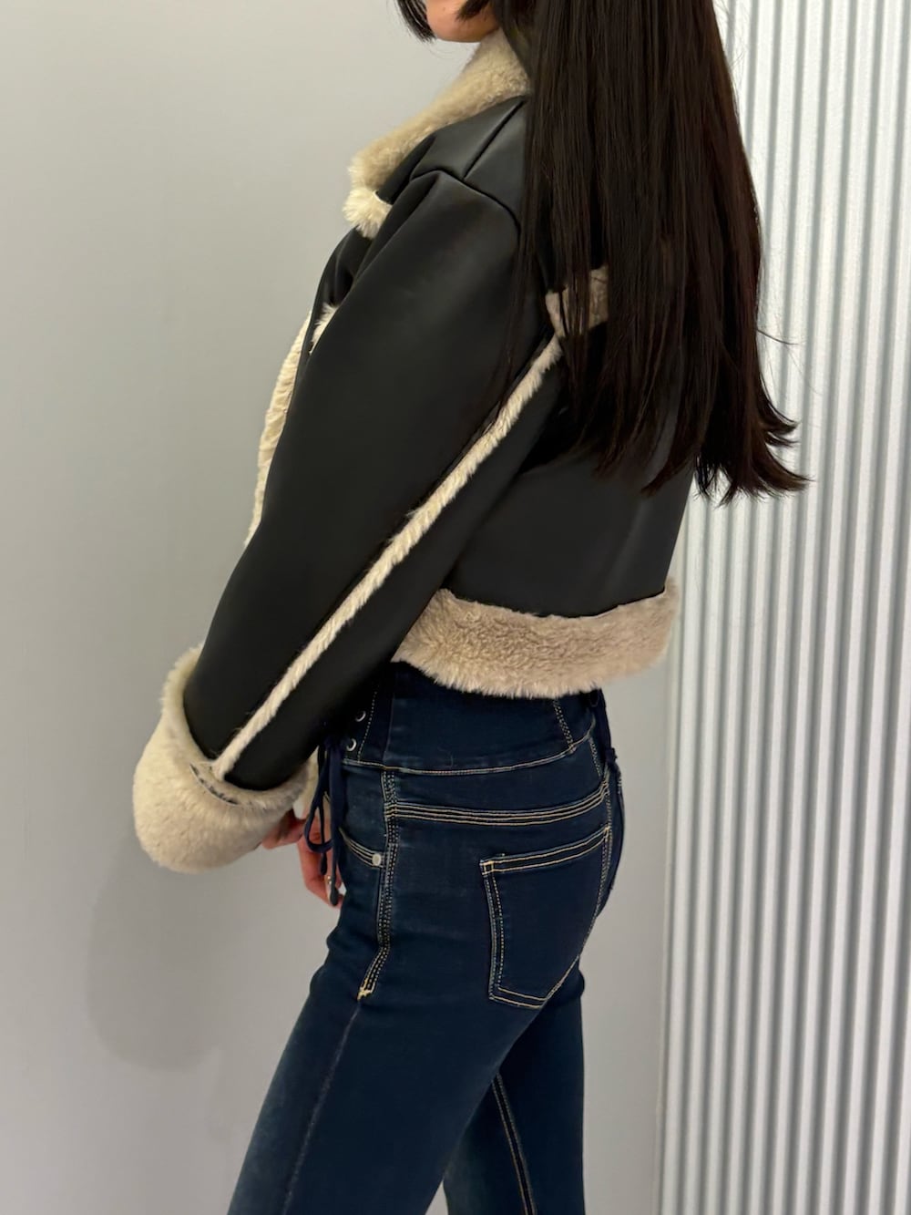 ブルー系のデニムパンツ、その他のブルゾン、ブラック系のブーツを着用したレディースの秋コーディネートの7枚目の写真