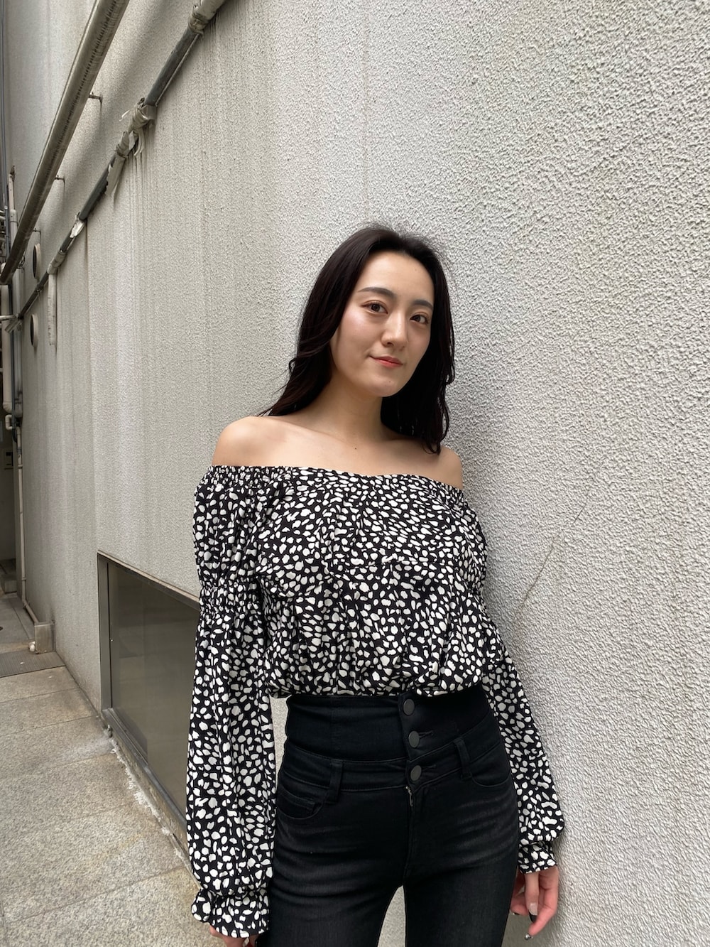 その他のシャツ/ブラウス、ブラック系のデニムパンツ、ブラック系のサンダルを着用したレディースの春コーディネートの6枚目の写真