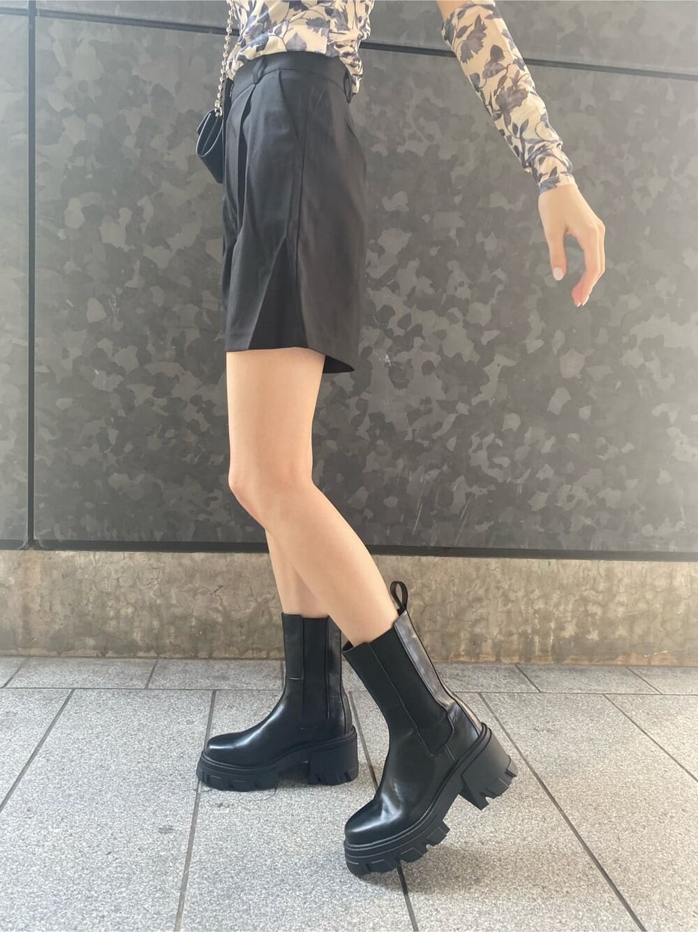 ブラック系のその他パンツ、ブラック系のブーツ、その他のTシャツ/カットソーを着用したレディースの夏コーディネートの6枚目の写真